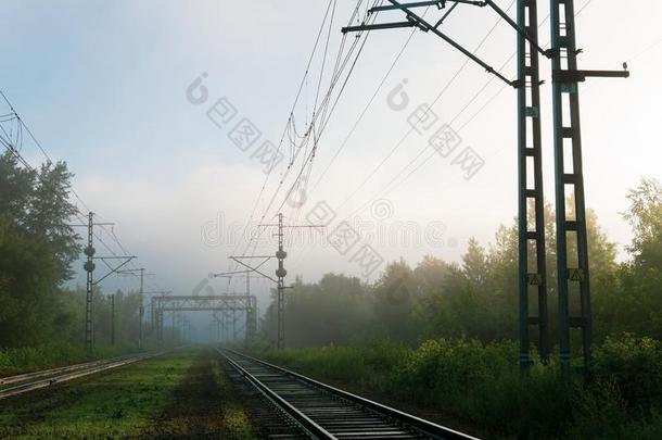 铁路小路出行进入中指已提到的人雾