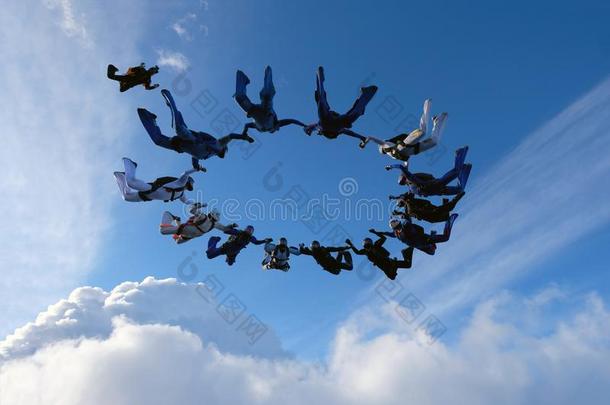 一组关于做空中造型动作的跳伞运动员.跳伞运动采用指已提到的人amaz采用g天.