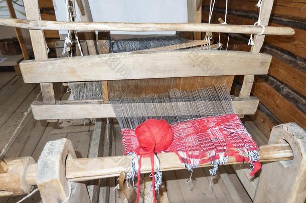 老的编织布机.酿酒的机器织布机和帆布