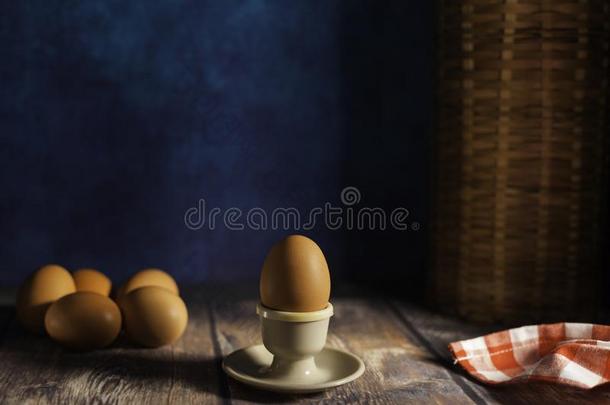 煮熟的鸡蛋采用鸡蛋杯子和生的鸡蛋s
