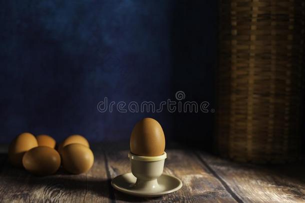 煮熟的鸡蛋和新鲜的生的鸡蛋s