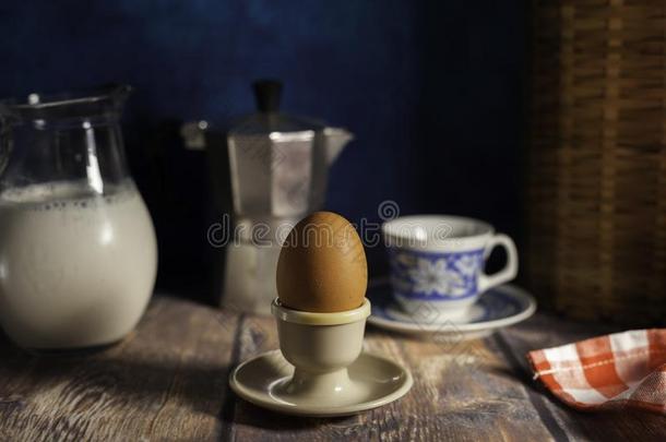 煮熟的鸡蛋采用鸡蛋杯子,咖啡豆和奶n.大罐