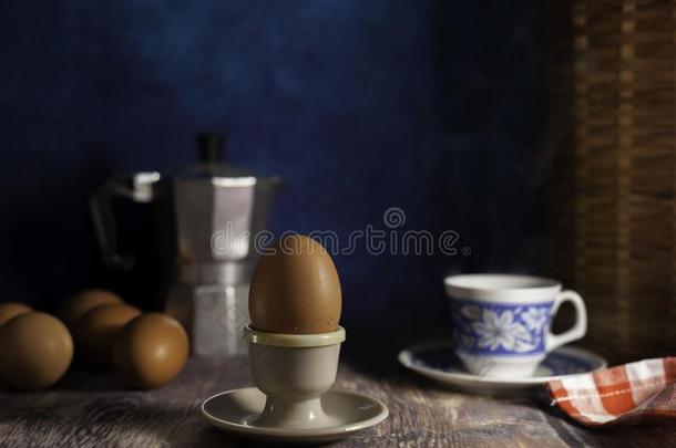 煮熟的鸡蛋采用鸡蛋杯子和咖啡豆制造者