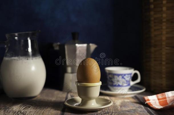 煮熟的鸡蛋采用鸡蛋杯子早餐