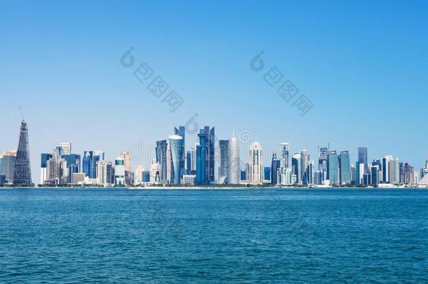 全景画关于现代的摩天大楼采用多哈,卡塔尔