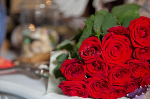 红色的玫瑰花和情人节日和美丽的污迹布河