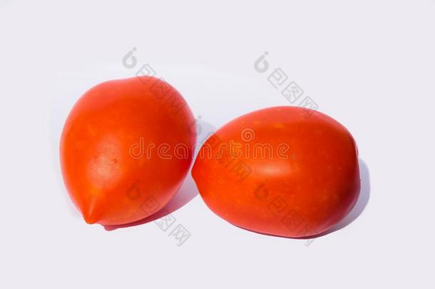 关在上面关于两个红色的番茄隔离的向白色的背景