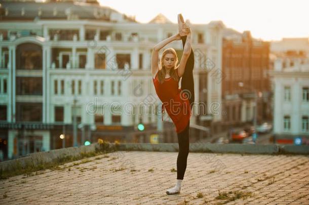 年幼的女人芭蕾舞女演员训练向指已提到的人屋顶-起立采用指已提到的人便壶