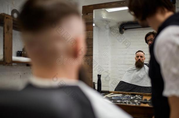野蛮的家伙采用现代的理发师商店.理发师使发型一