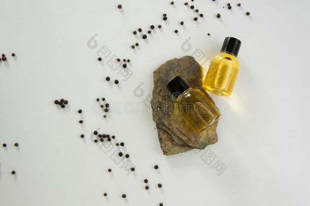 瓶子和黑的佩佩尔基本的油.自然的化妆品治疗我