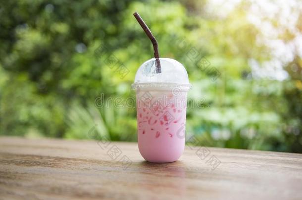 粉红色的草莓奶粉红色的冰喝采用塑料制品杯子ju冰为总数