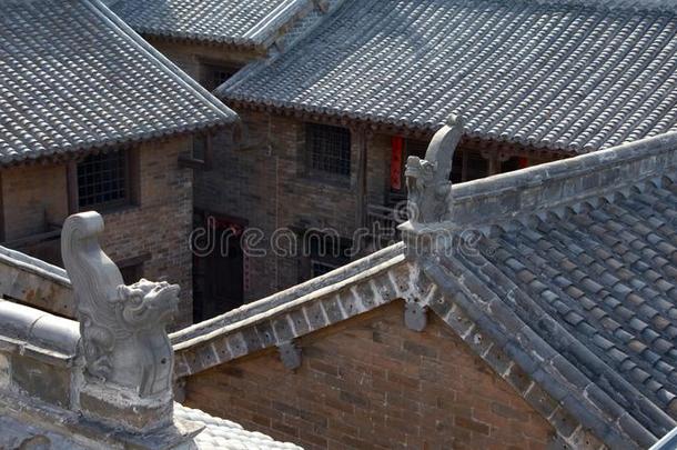 <strong>古代</strong>的中国人住宅和<strong>庭院</strong>和灰色的绿色的瓦片屋顶