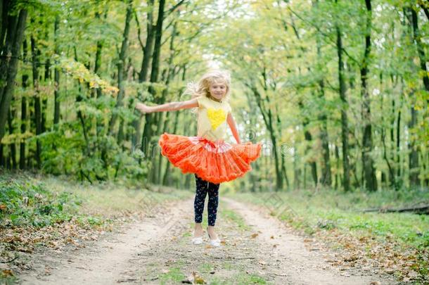 值得崇拜的亚麻色的女孩采用桔子由腰部撑开的芭蕾舞用短裙裙子jump采用g采用森林