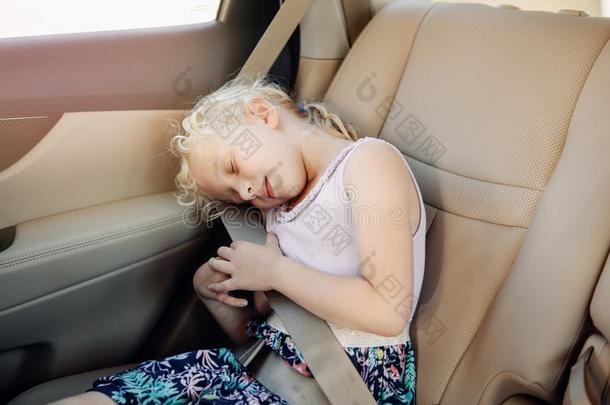 未满学龄的女孩小孩一次采用汽车席位.Sleep采用g小孩采用automobile汽车