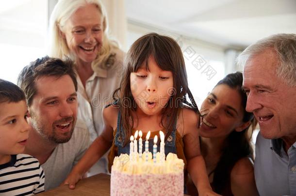 六年老的白色的女孩庆祝她生日和家庭blower鼓风机