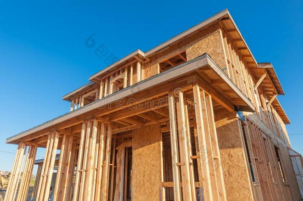 新的木材房屋构架在建筑物地点