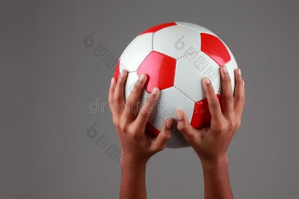 一足球采用一男孩`英文字母表的第19个字母h一nd