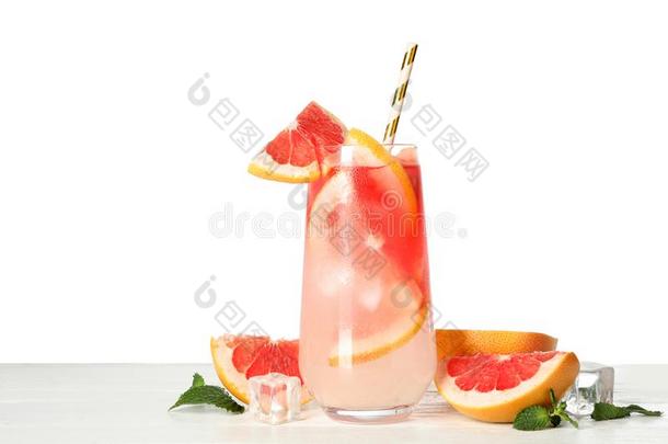 玻璃关于葡萄柚使人精神焕发的喝和冰立方形的东西和稻草向