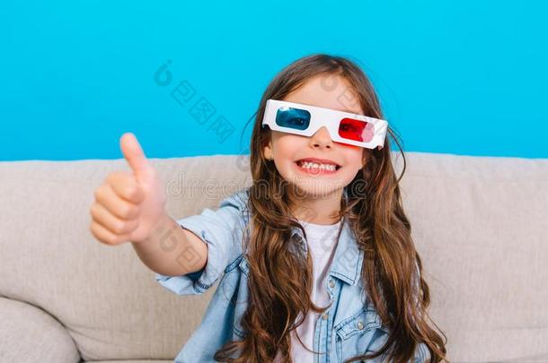 肖像快乐的兴奋的小的女孩采用3英语字母表中的第四个字母眼镜和长的布龙