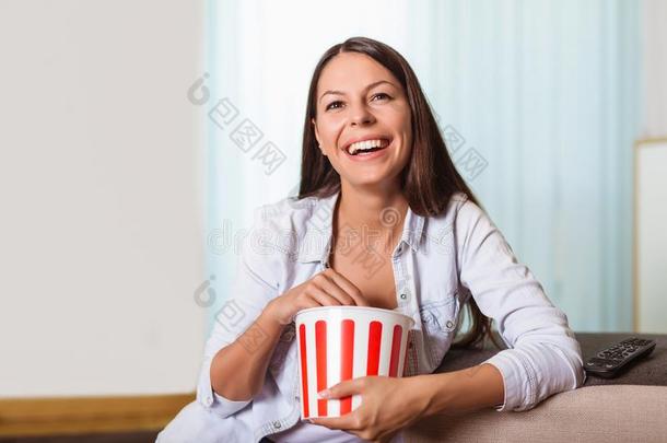 年幼的微笑的女人观察一电影一nde一ting爆米花