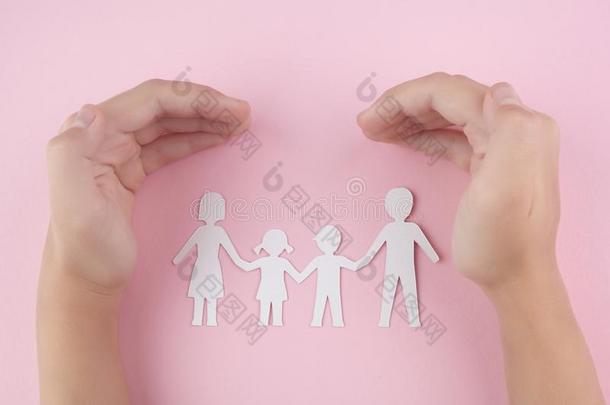高的角看法关于小孩手保护家庭剪纸向粉红色的