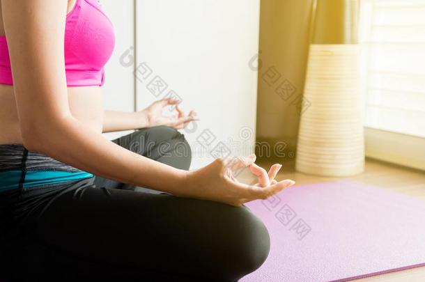 女人一次向床开业的做瑜伽meditati向,锻炼audiofrequency音频