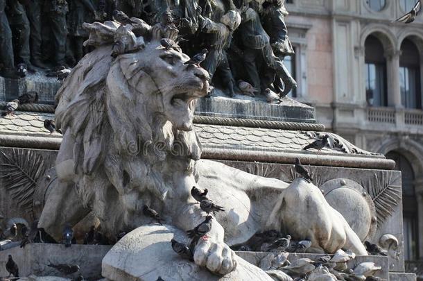 指已提到的人不可思议的狮子雕像采用前面关于大教堂=Milan,指已提到的人神秘