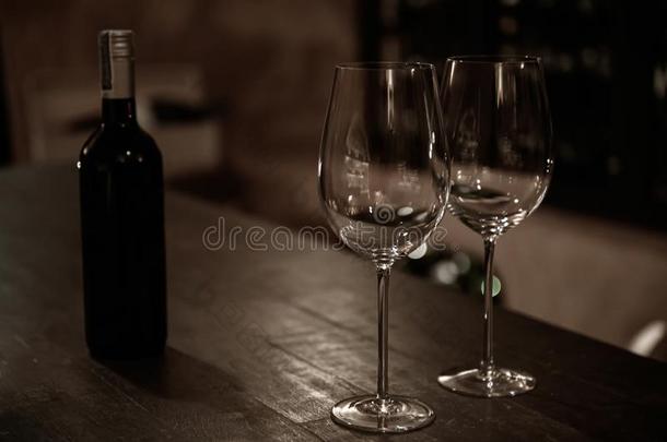 两个葡萄酒玻璃和葡萄酒瓶子向木材条