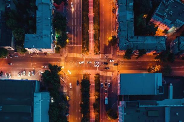 夜城市运送或十字路口埃里尔顶看法,汽车交通一