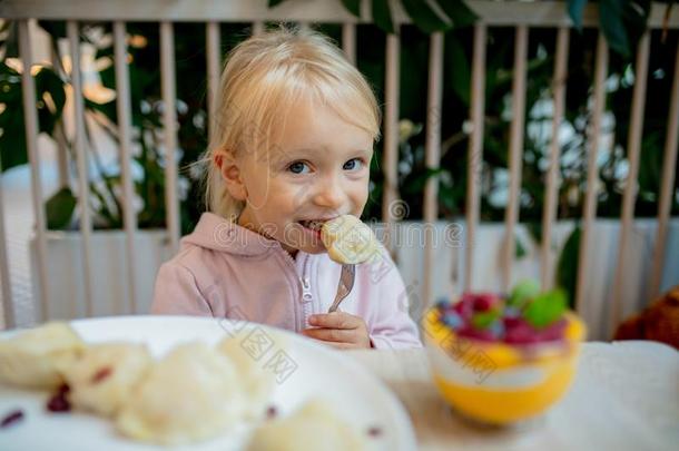 小的女孩吃饺子采用咖啡馆