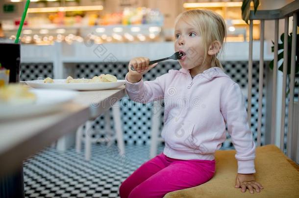 小的女孩吃饺子采用咖啡馆