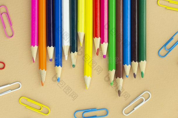 签关于富有色彩的铅笔和纸剪向一美好的<strong>米</strong>黄色b一ckgro