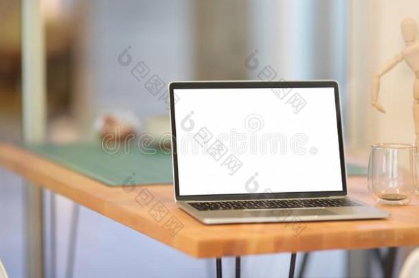 空白的屏幕便携式电脑向木制的书桌
