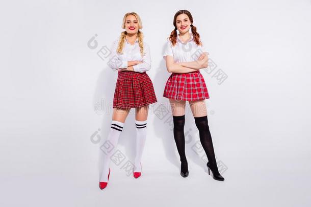 满的长度照片关于两个漂亮的学校女盥洗室穿着纤弱的科斯塔姆