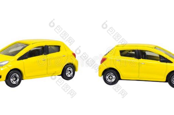 破旧的黄色的汽车模型玩具隔离的向白色的背景.