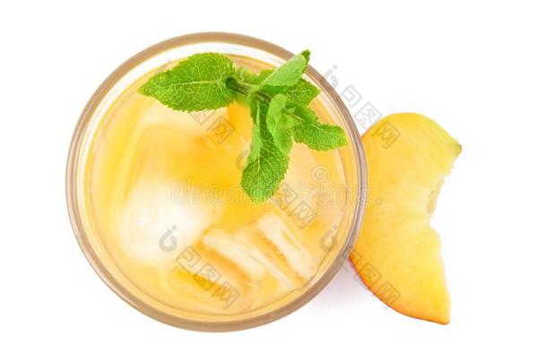 美味的使人精神焕发的桃子鸡尾酒采用玻璃和新鲜的成果向