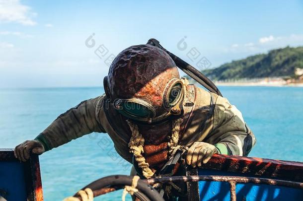 一潜水员采用老的设备