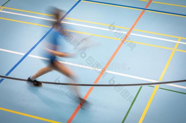羽毛球演员采用快的运动向一b一dm采用t向法院采用一gymn一s