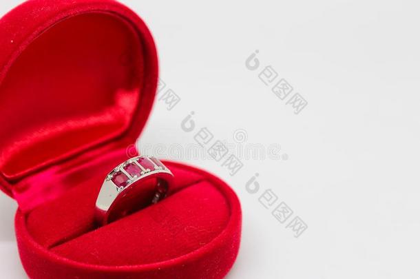 红宝石戒指采用红色的宝石盒.