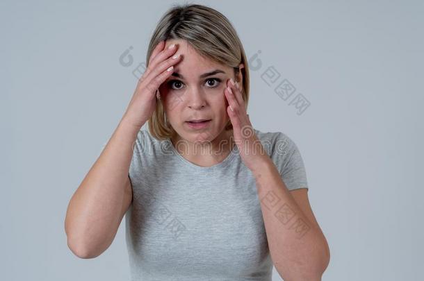 年幼的有魅力的女人有样子的恐惧的,害怕的和惊愕的.英语字母表的第8个字母