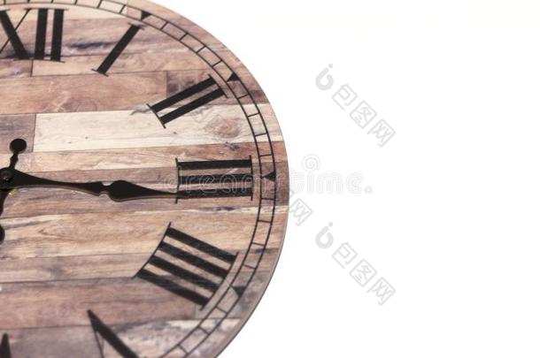 木制的钟向左边的和白色的复制品空间