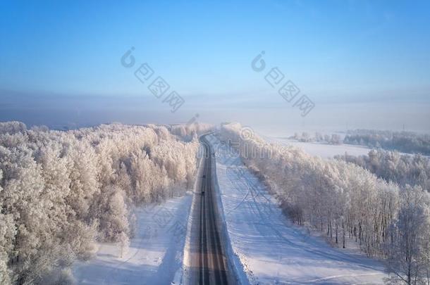 西伯利亚的乡下的沥青路在下面指已提到的人雪.西伯利亚的乡下的温特