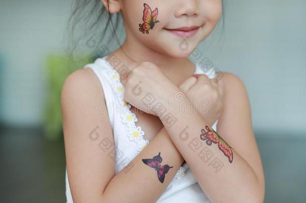 关在上面小的小孩女孩和蝴蝶文身张贴物向身