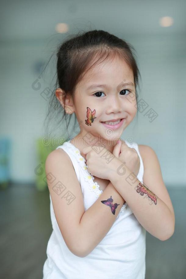 肖像关于小的亚洲人小孩女孩和蝴蝶文身斯蒂