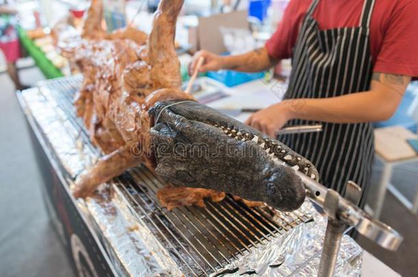 喝醉了的鳄鱼肉向指已提到的人户外烧烤.大街食物