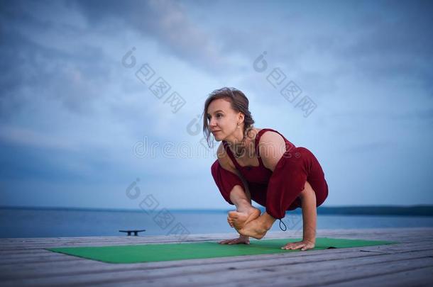 美丽的年幼的女人练习瑜伽瑜珈的任何一种姿势Mal瑜珈的任何一种姿势-花环便壶