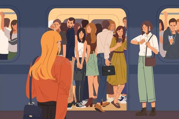 年幼的女人令人难于忍受的向进入地铁火车汽车满的关于人.on-vehicleequipment车上装备