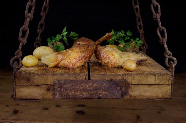 烤鹅肉serve的过去式和马铃薯,填充物向一木制的USSR苏联