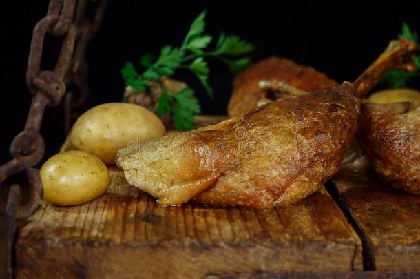 烤<strong>鹅肉</strong>serve的过去式和马铃薯,填充物向一木制的USSR苏联