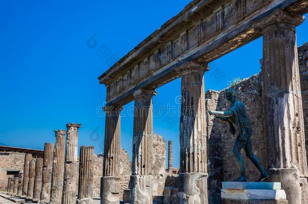 毁坏关于指已提到的人古代的庙关于阿波罗和青铜阿波罗雕像